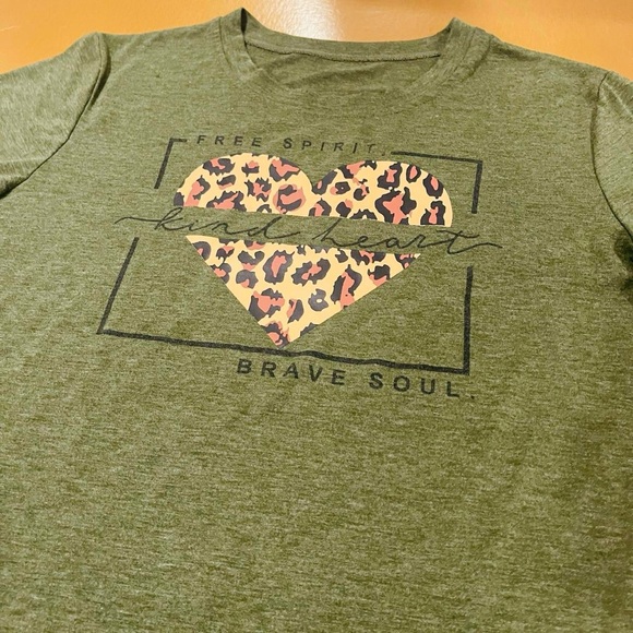 Free Spirit Graphic Green Leopard Animal Print Heart T-Shirt XL - Picture 2 of 7